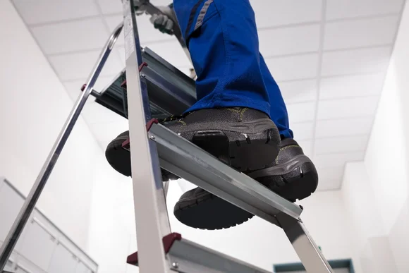 Person steigt eine Leiter hinauf